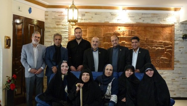 دیدار اعضای جامعه خیرین مدرسه ساز با خیر مدرسه ساز بانو هشتری همسر و مادر شهیدان اسماعیلی منش