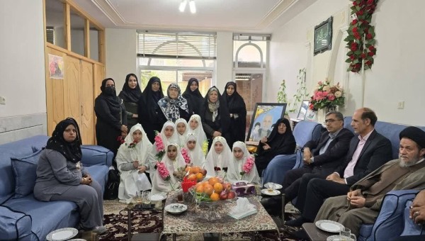 دیدار شورای بانوان خیرین مدرسه ساز استان اصفهان با مادر شهیدان محمد و مهدی یزدان