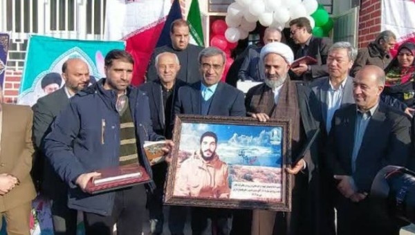 تابلو فرش اهدایی مجمع خیرین مدرسه ساز خراسان رضوی به زوج خیر مدرسه سازی که مدرسه خود را به نام شهید ابراهیم هادی نامگذاری کردند