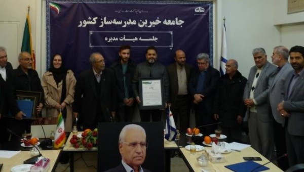 تقدیر از غلامرضا صنعتگر سفیر مدرسه سازی و خواننده محبوب هرمزگانی