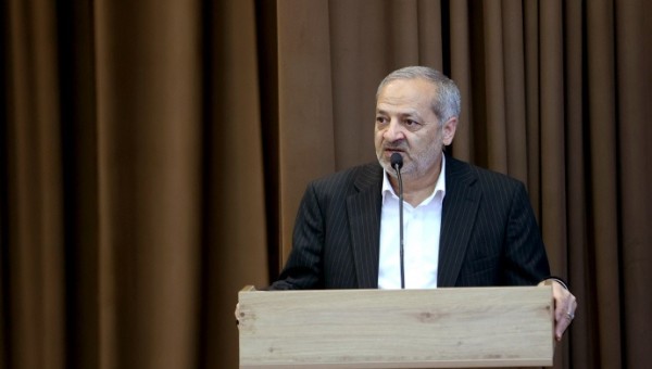اینکه رئیس جمهور لباس کارگری بر تن کرده و در ساخت یک مدرسه مشارکت میکند، نشانه اولویت آموزش و پرورش برای دولت است