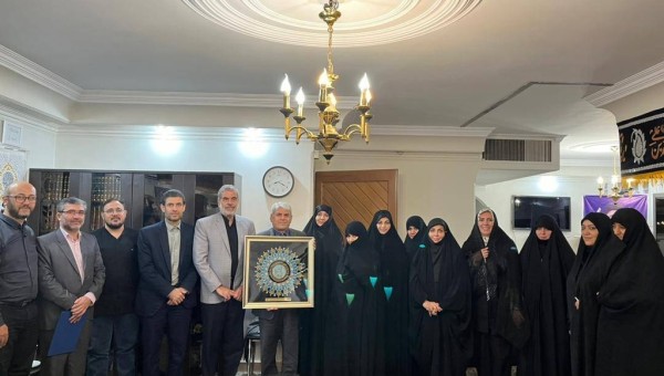 دیدار اعضای کمیسیون بانوان جامعه خیرین مدرسه ساز با خانواده شهید جمهور آیت الله رئیسی