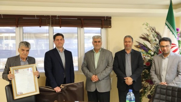 تجلیل از آقای مهندس رمضانی خیر مدرسه ساز و بنیانگذار شرکت کاشی پرسپولیس