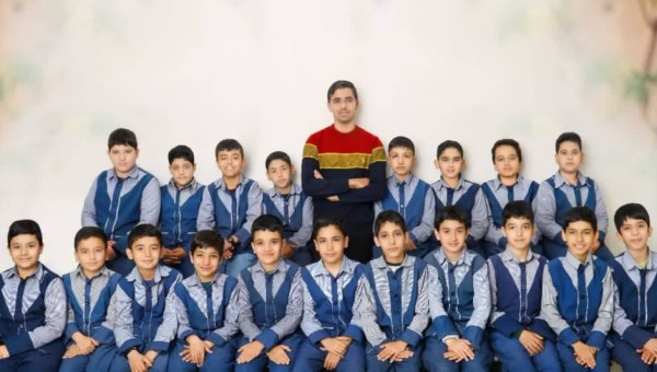 معلم نمونه ورزنه‌ای تمام جایزه خود را برای مدرسه‌سازی اهدا کرد