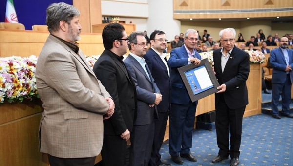 اهدای "تندیس مسئولیت اجتماعی" به رئیس جامعه خیرین مدرسه ساز کشور