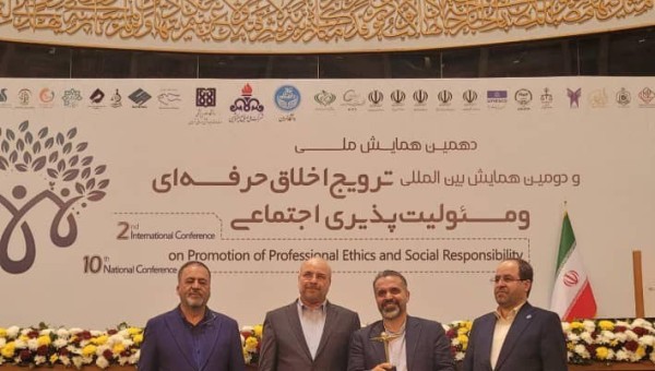 دریافت نشان برگزیدهی مسئولیت پذیری اجتماعی سازمان های مردم نهاد کشور به مدیرعامل موسسه نیک گامان جمشید